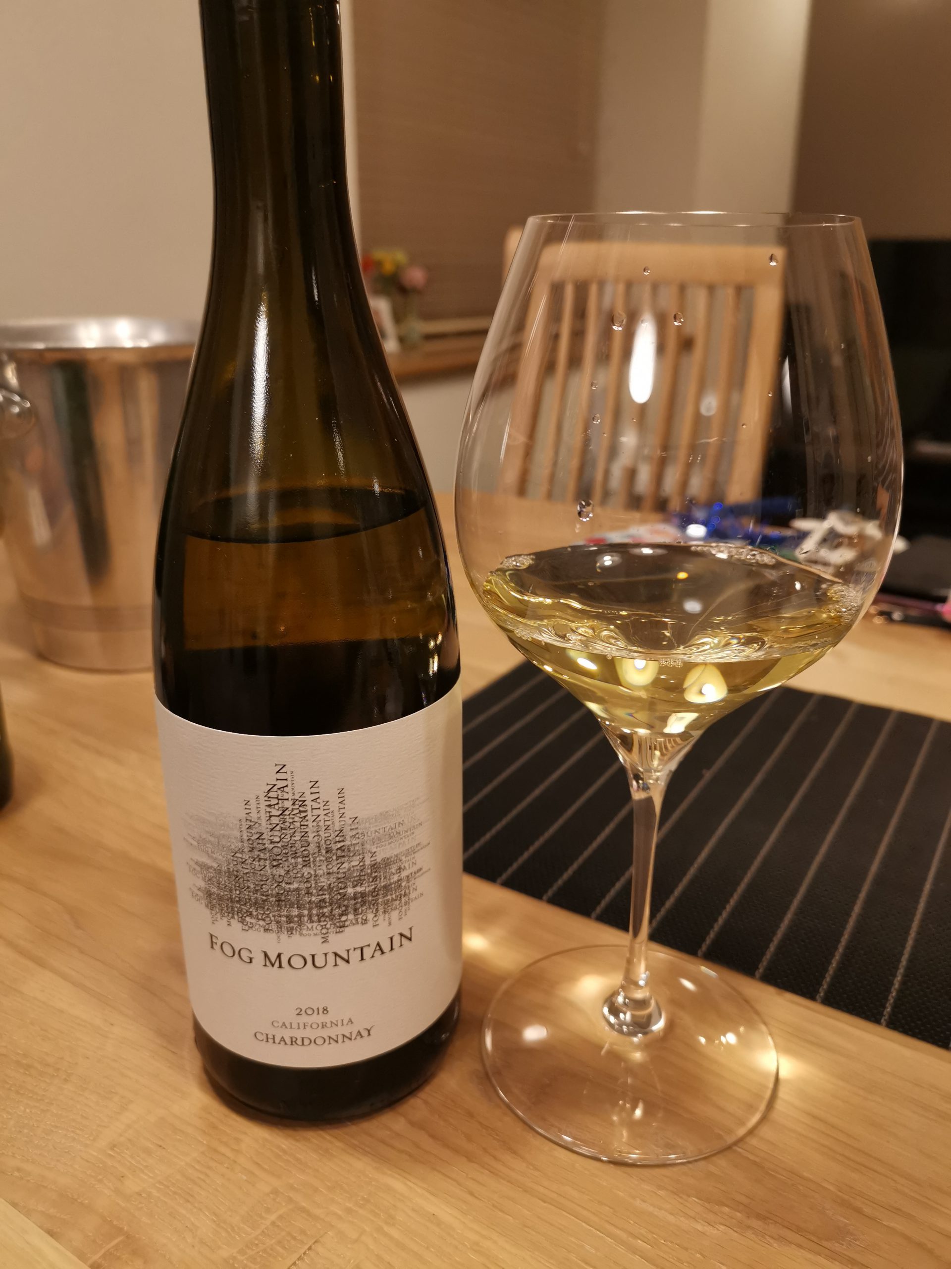 FOG MOUNTAINシャルドネのボトルとグラスに注いだ写真