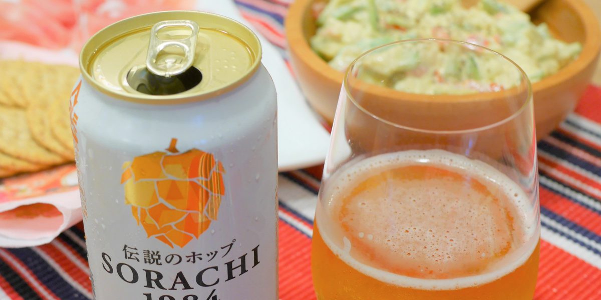 SORACHI1984を注いだグラスと缶と合わせた料理_アイキャッチ画像